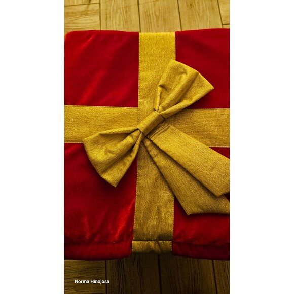 Red & Gold Gift Box-Themed Christmas Pet Bed With Bow - Picture 5 of 5
